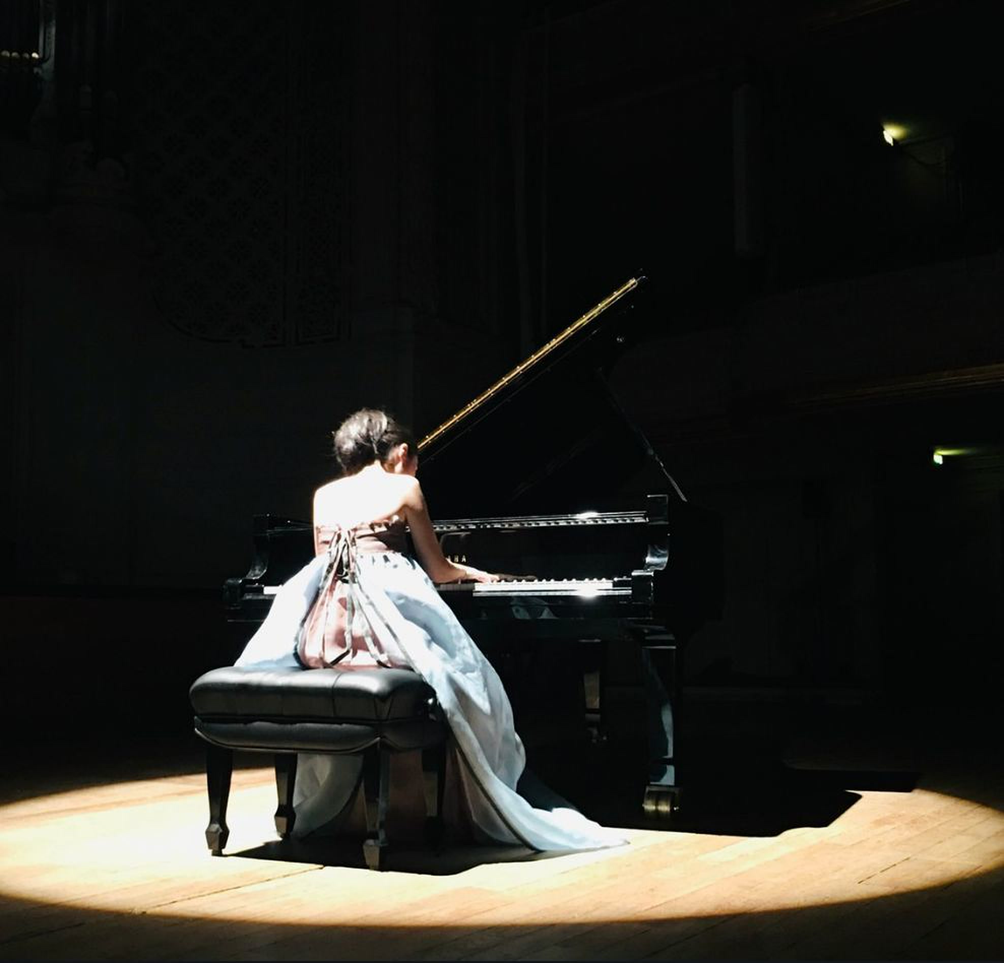 Mi-Young Lee de dos, au grand piano, en récital
